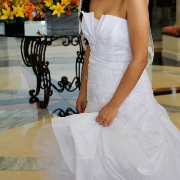 SALE! David’s Bridal wedding dress - Picture 2 of 7